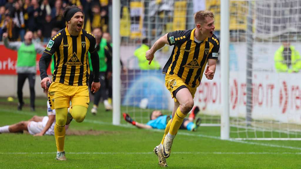 Anton Heinz bejubelt einen Treffer im Trikot von Alemannia Aachen.