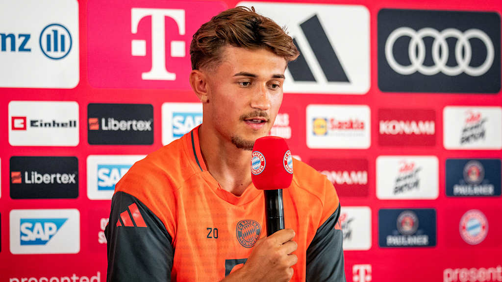 Tom Bischof spricht auf eine Pressekonferenz