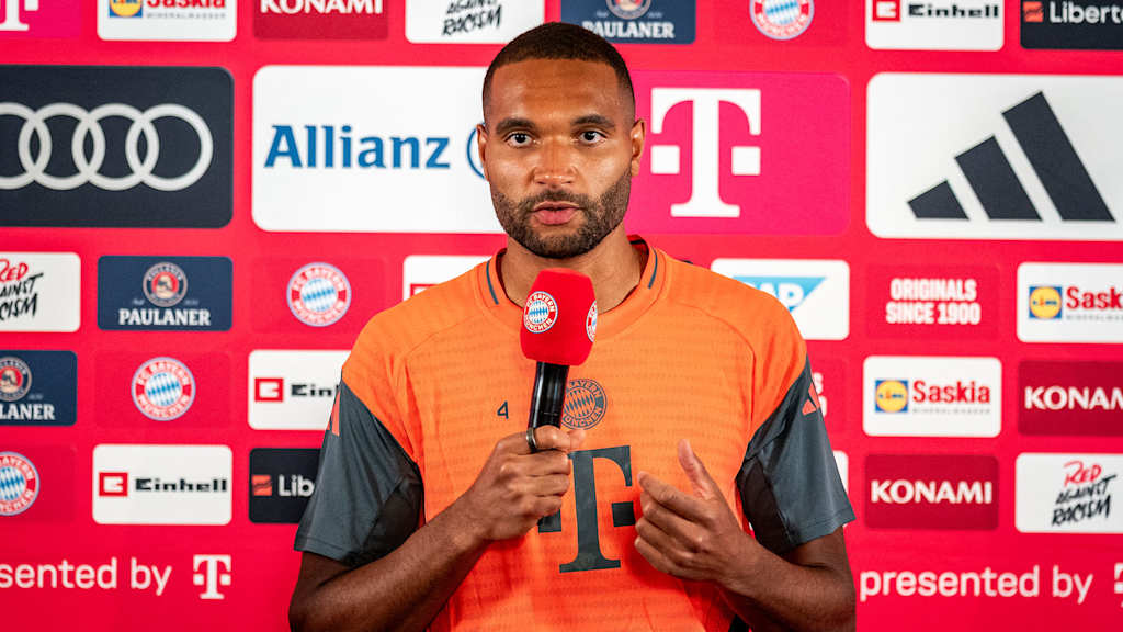 Jonathan Tah spricht auf einer Pressekonferenz