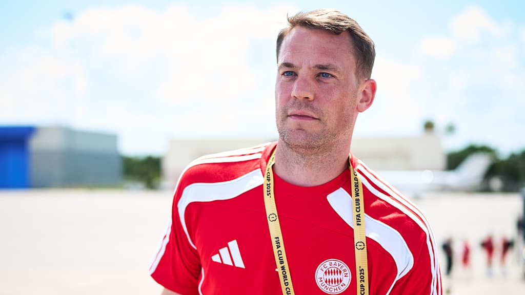 Manuel Neuer beim Einstieg ins Flugzeug nach Cincinnati