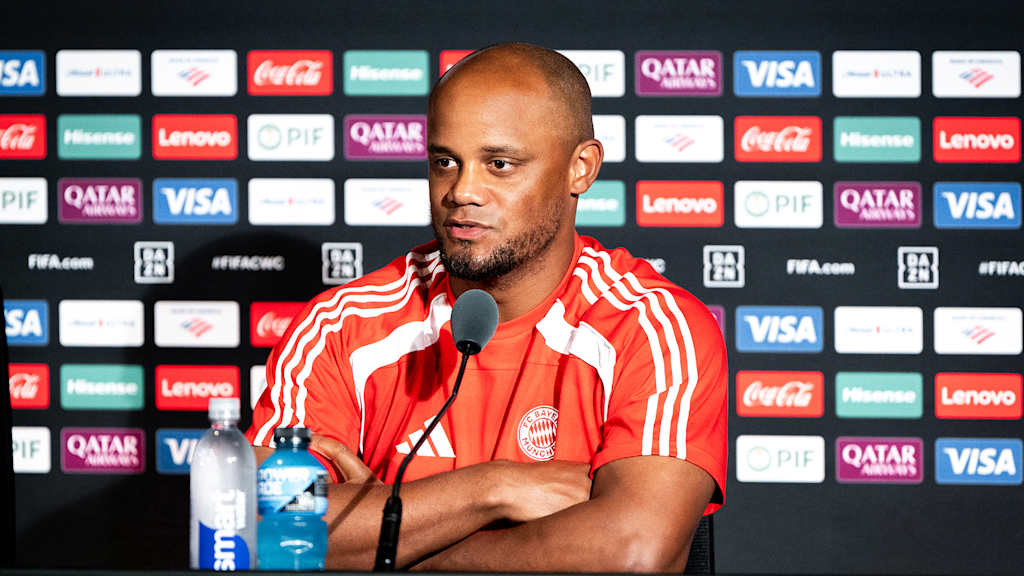Vincent Kompany auf der Pressekonferenz in Cincinnati