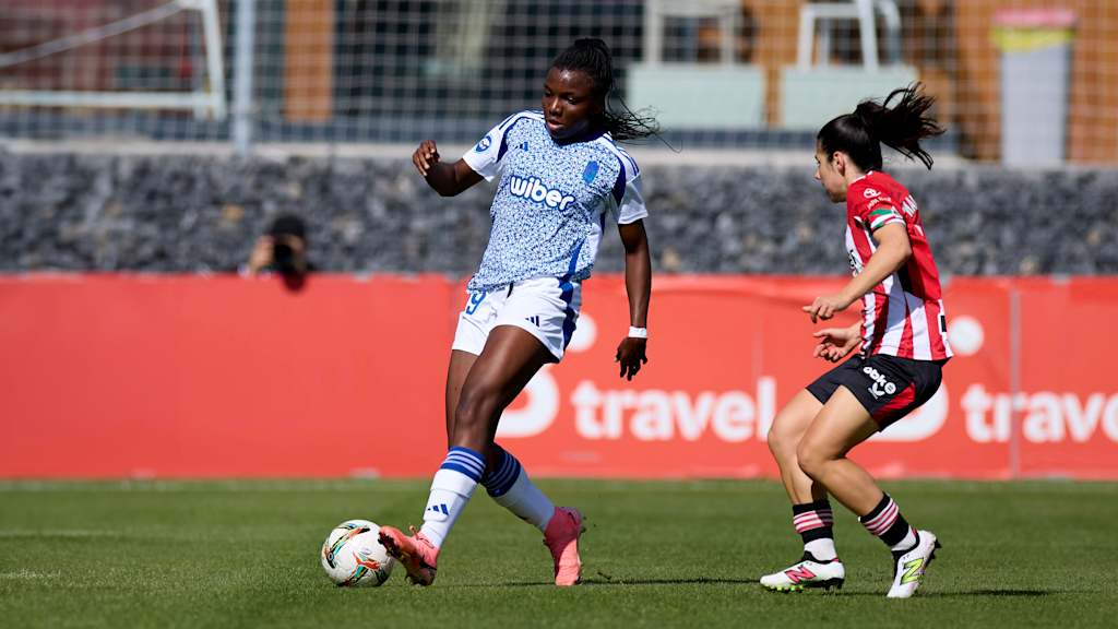 Edna Imade mit dem Ball am Fuß im Einsatz für den FC Granda in der spanischen Primera Division.
