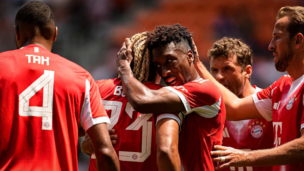 Kingsley Coman und Sacha Boey haben sich nach dem Tor des Außenverteidigers gegen Auckland City FC bei der Klub-WM im Arm
