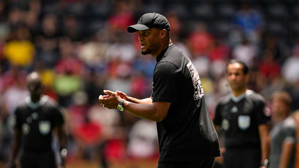 Vincent Kompany an der Seitenlinie im Spiel des FC Bayern gegen Auckland City FC bei der Klub-WM