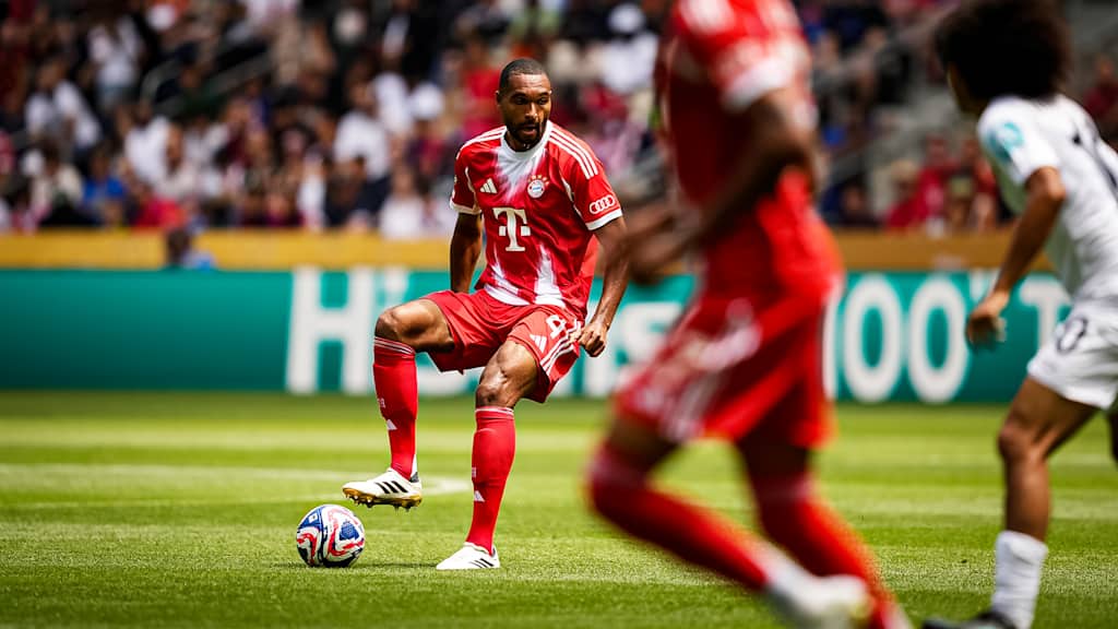 Jonathan Tah am Ball im Spiel des FC Bayern gegen Auckland City FC bei der Klub-WM