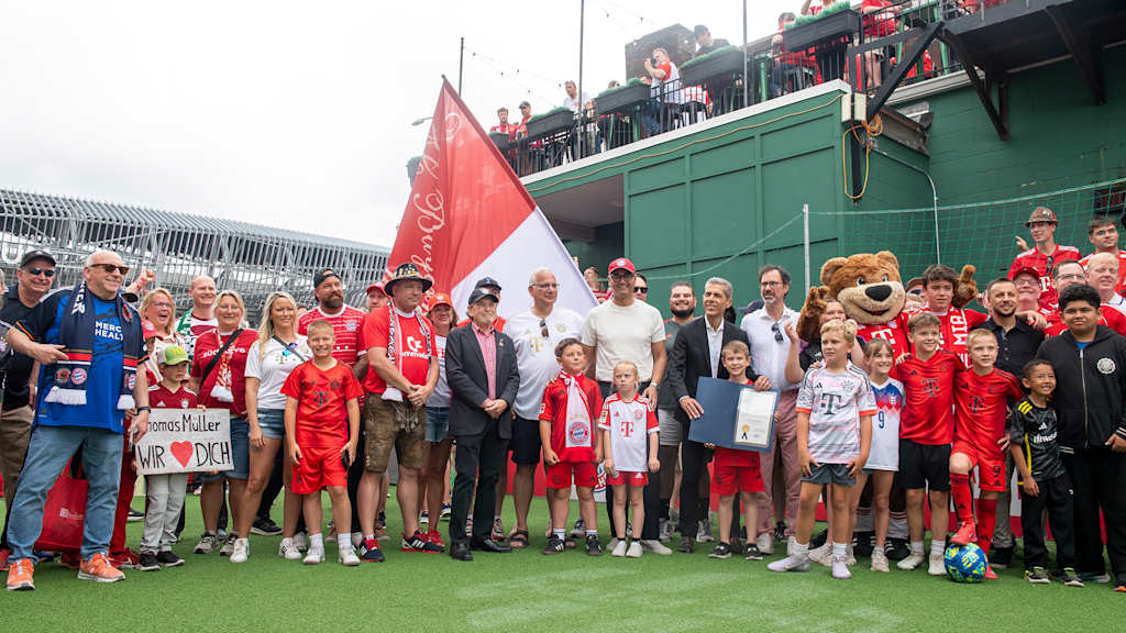 Michael Diederich erhält die Proklamation für den FC Bayern-Day in Cincinnati.