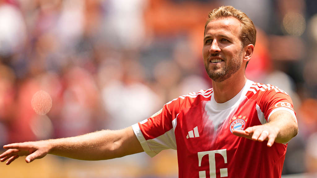 Harry Kane jubelt zu den Fans des FC Bayern
