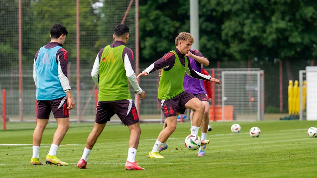 Kurt Rüger im Training der Amateure am Ball.