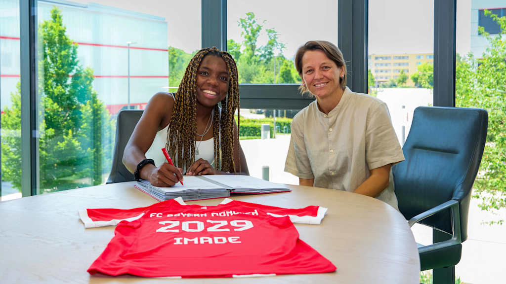 Edna Imade und Bianca Rech sitzend bei der Vertragsunterschrift am FC Bayern Campus.