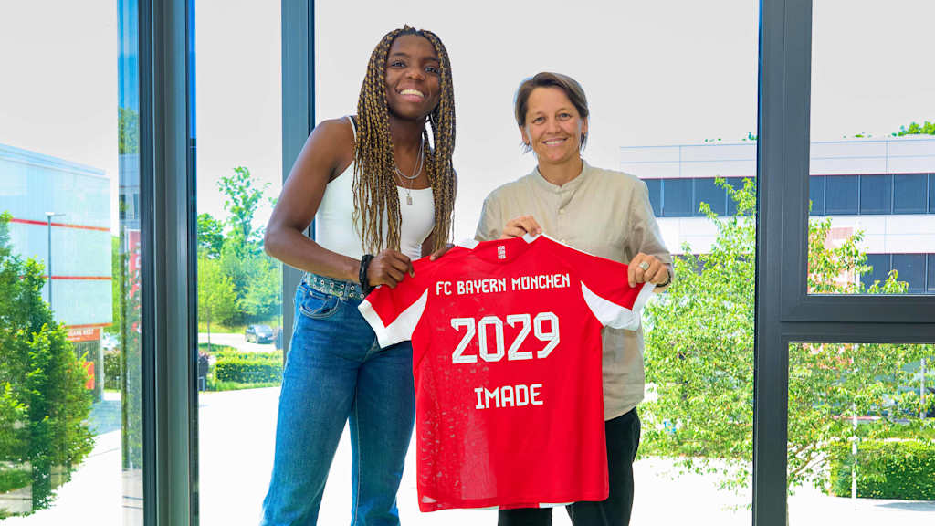 Edna Imade gemeinsam mit Bianca Rech bei der Vertragsunterschrift am FC Bayern Campus.