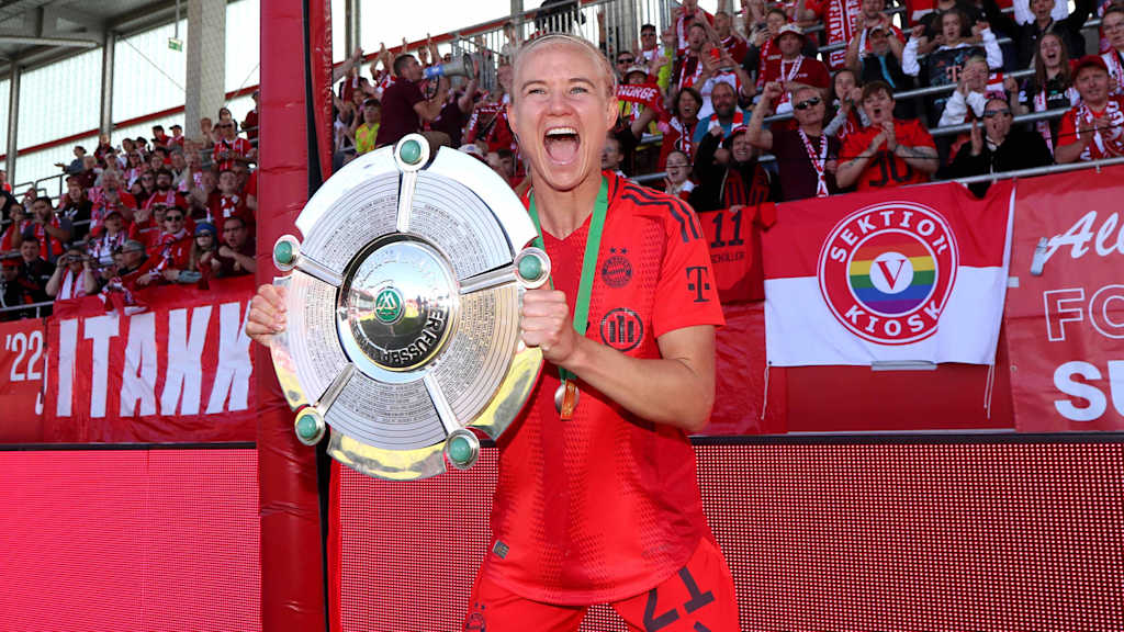 Pernille Harder mit der Meisterschale nach dem letzten Spiel der Saison gegen Essen.