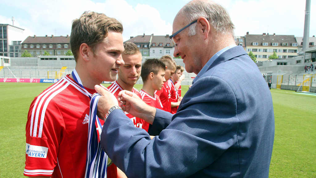 Benno Schmitz bekommt die Medaille für die Regionalliga Bayern-Meisterschaft.