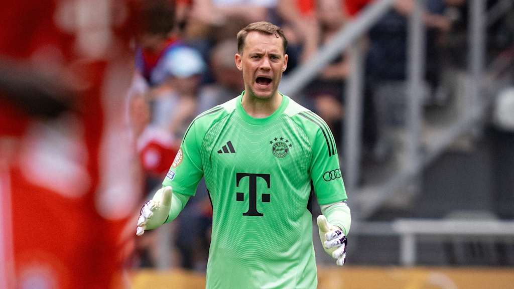 Manuel Neuer ruft im Spiel des FC Bayern gegen Auckland City FC etwas zu seinen Mitspielern