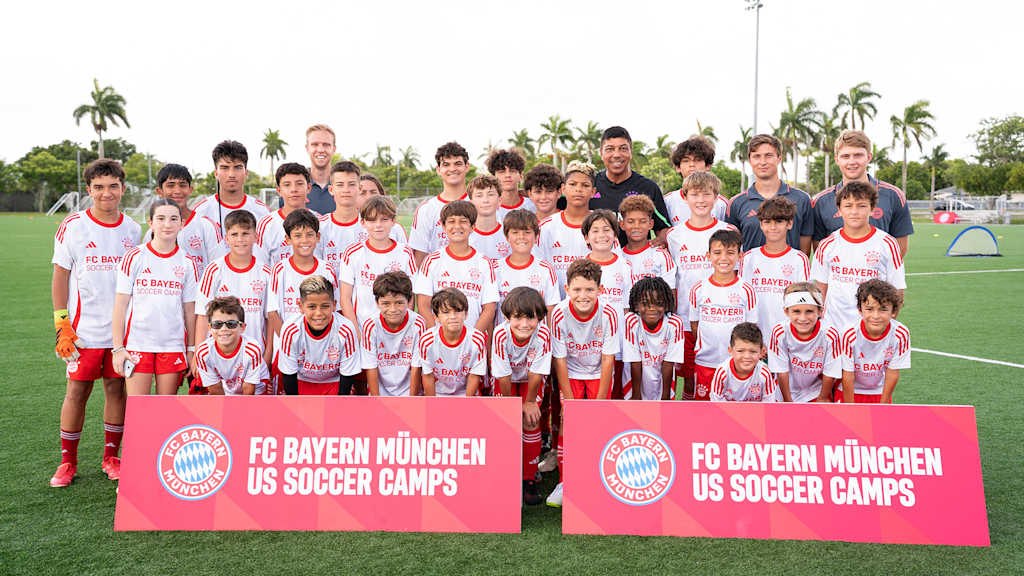 Giovane Élber beim FC Bayern US Soccer Camp mit Kindern und Jugendlichen.
