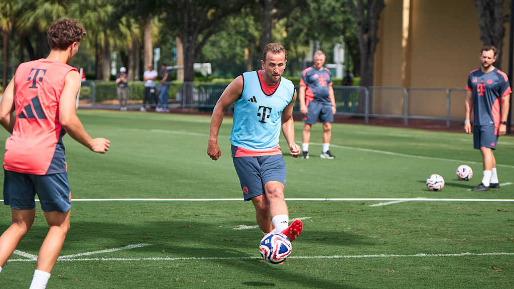 Harry Kane passt einen Ball im Training des FC Bayern