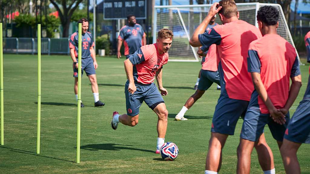 Joshua Kimmich dribbelt im Training des FC Bayern