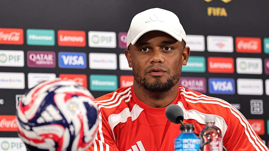 Vincent Kompany auf der Pressekonferenz des FC Bayern