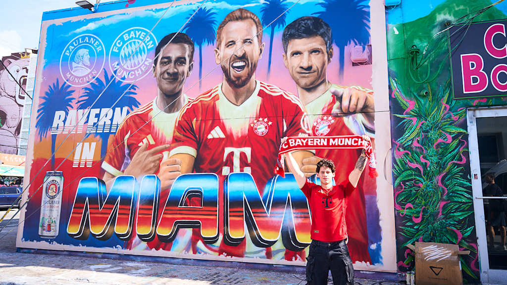 Ein FC Bayern Fan steht vor einem Mural des FC Bayern in Miami