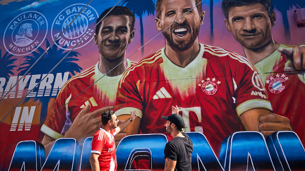 Claudio Pizarro und Künstler Bagnasco vor dem FC Bayern-Mural in Miami