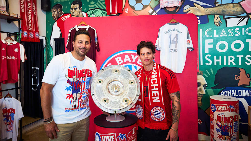 FCB-Fan Juan mit Claudio Pizarro und der Meisterschale.