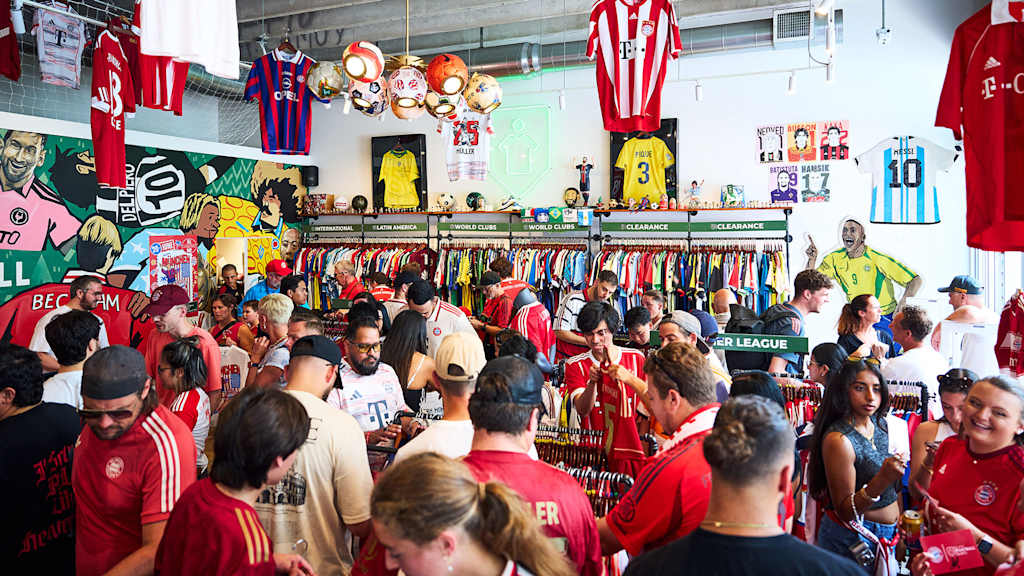 Fans des FC Bayern im Classic Football Shirts Store in Miami