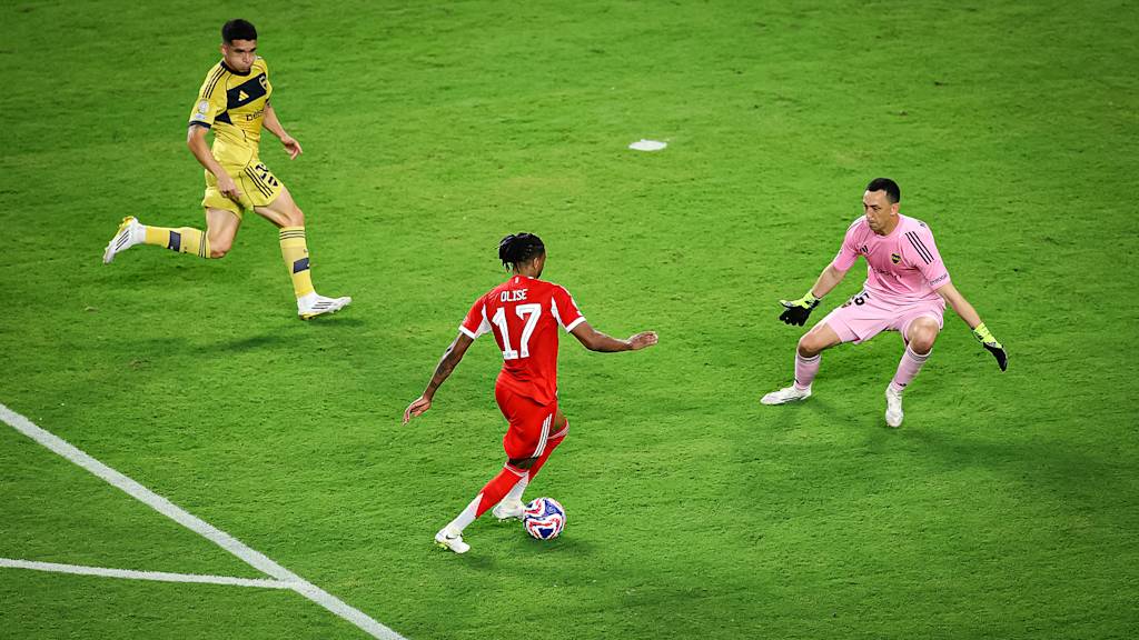 Michael Olise im Eins-gegen-Eins mit Torhüter Agustín Marchesín im Spiel des FC Bayern gegen die Boca Juniors bei der Klub-WM.