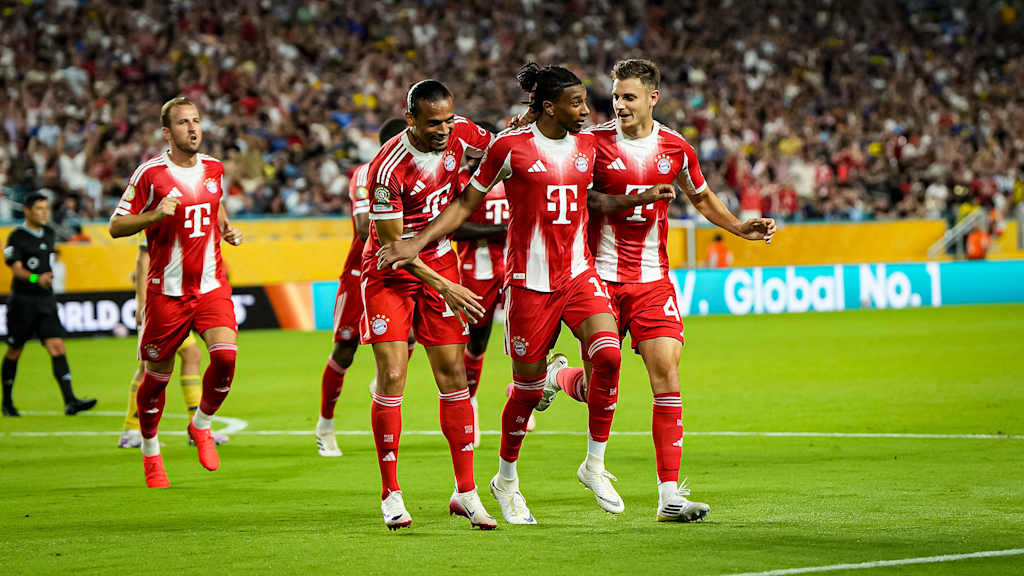 Michael Olise nach seinem Tor im Spiel des FC Bayern gegen die Boca Juniors bei der Klub-WM.