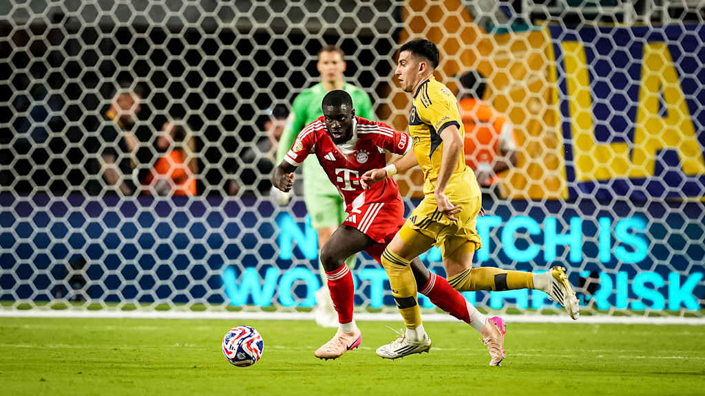 Dayot Upamecano fokussiert den Ball im Spiel des FC Bayern gegen die Boca Juniors bei der Klub-WM.
