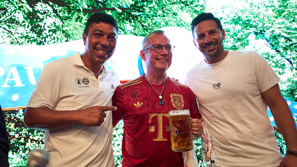 Giovane Elber and Claudio Pizarro put their arms round an FC Bayern fan at the fan event at the Fritz & Franz Bierhaus in Miami