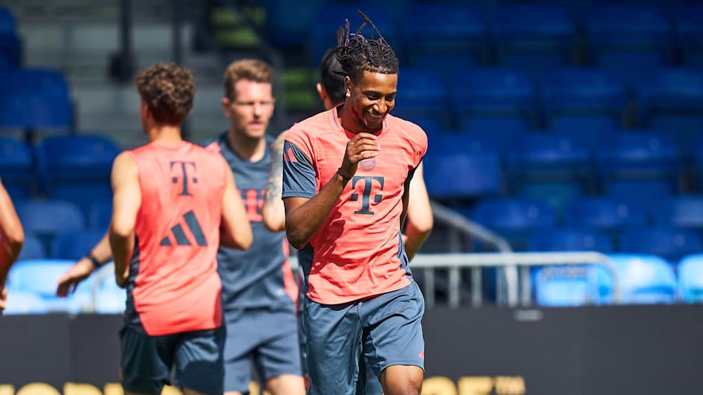 Michael Olise lacht im Training des FC Bayern