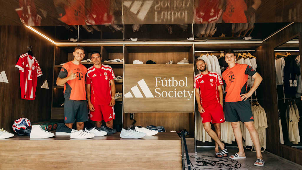 Josip Stanisic, Joao Palhinha, Konrad Laimer und Jonas Urbig im adidas Seeding Truck