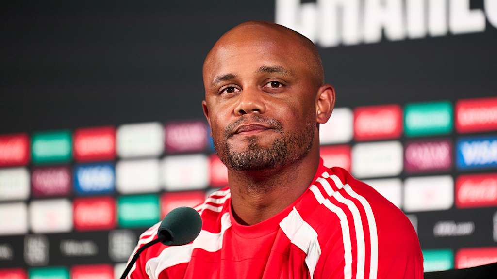 Vincent Kompany auf der Pressekonferenz des FC Bayern