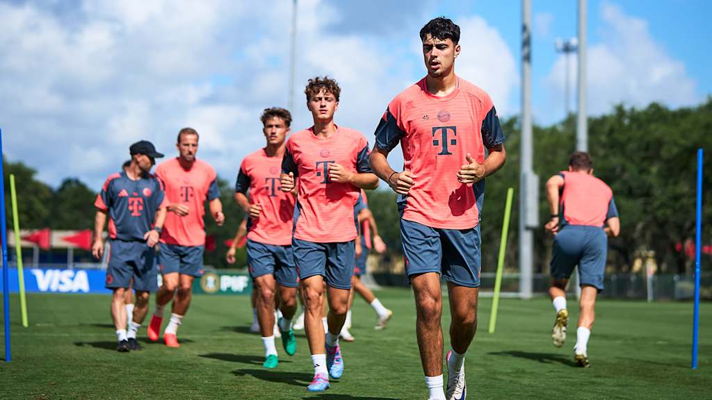 Aleksandar Pavlovic läuft sich im Training des FC Bayern in Orlando warm
