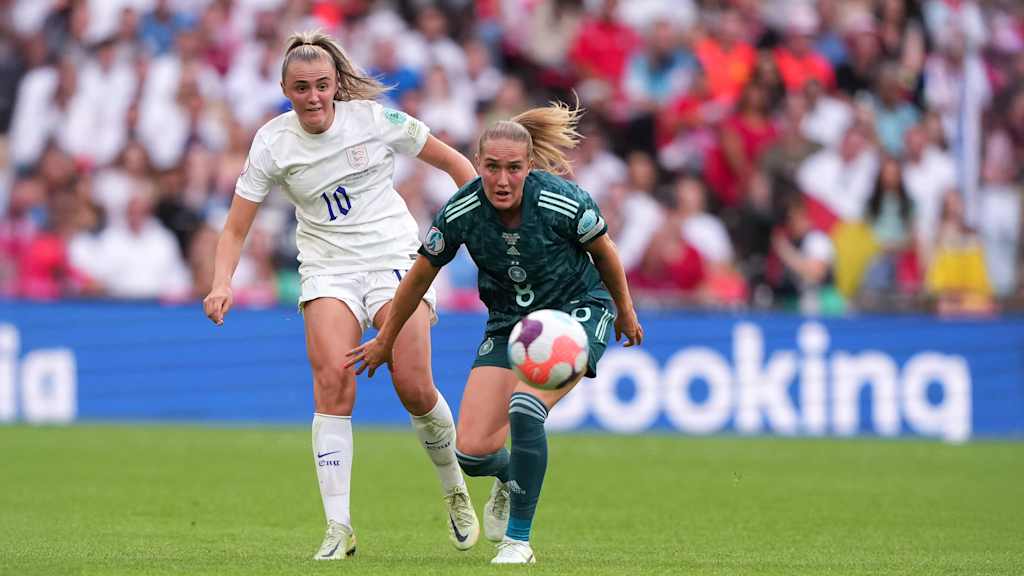 Georgia Stanway und Sydney Lohmann im Zweikampf währen dem EM-Final 2022
