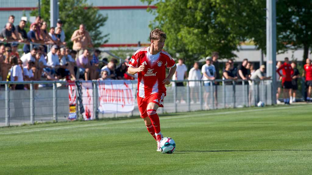Tim Binder von den FC Bayern Amateuren am Ball.