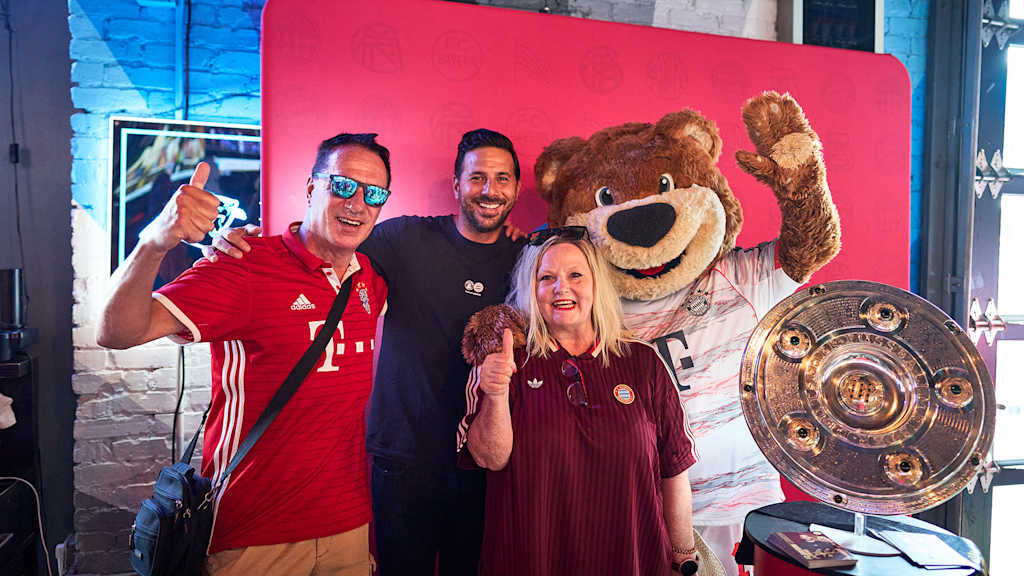 Die FC Bayern-Fans Jürgen und Marion beim Pub Takeover in Charlotte mit Claudio Pizarro und Berni