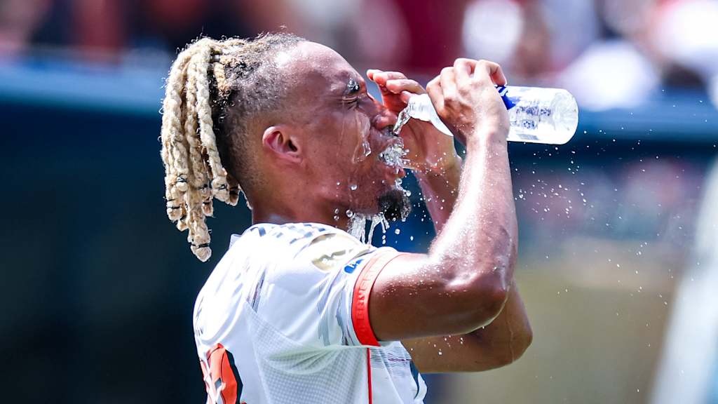 Sacha Boey schüttet sich Wasser ins Gesicht im Spiel des FC Bayern gegen Benfica Lissabon bei der Klub-WM.
