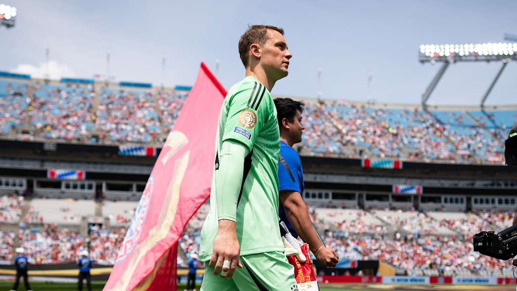 Manuel Neuer läuft ins Stadion in Charlotte ein