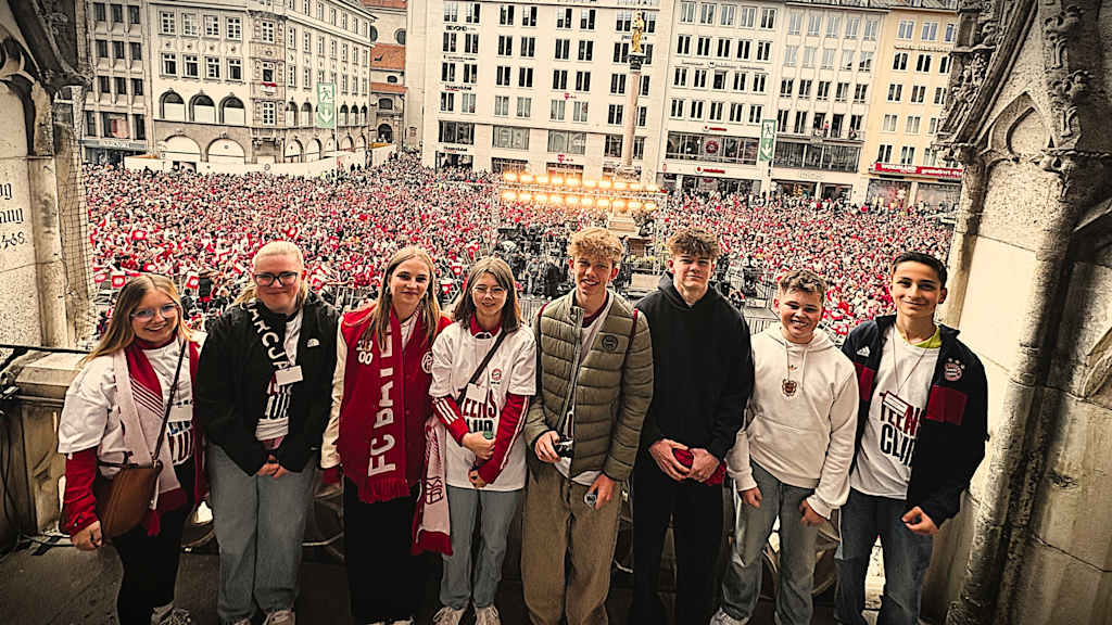 With the FC Bayern TEENS Club on the town hall balcony at the title celebrations