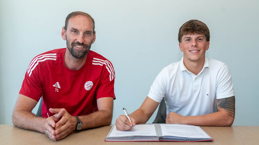 Tom Starke und Jannis Bärtl bei der Vertragsunterschrift.