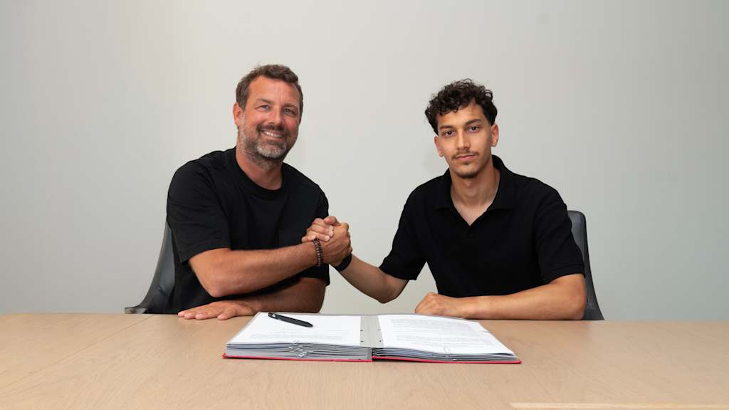 Markus Weinzierl und Mudaser Sadat bei der Vertragsunterzeichnung.