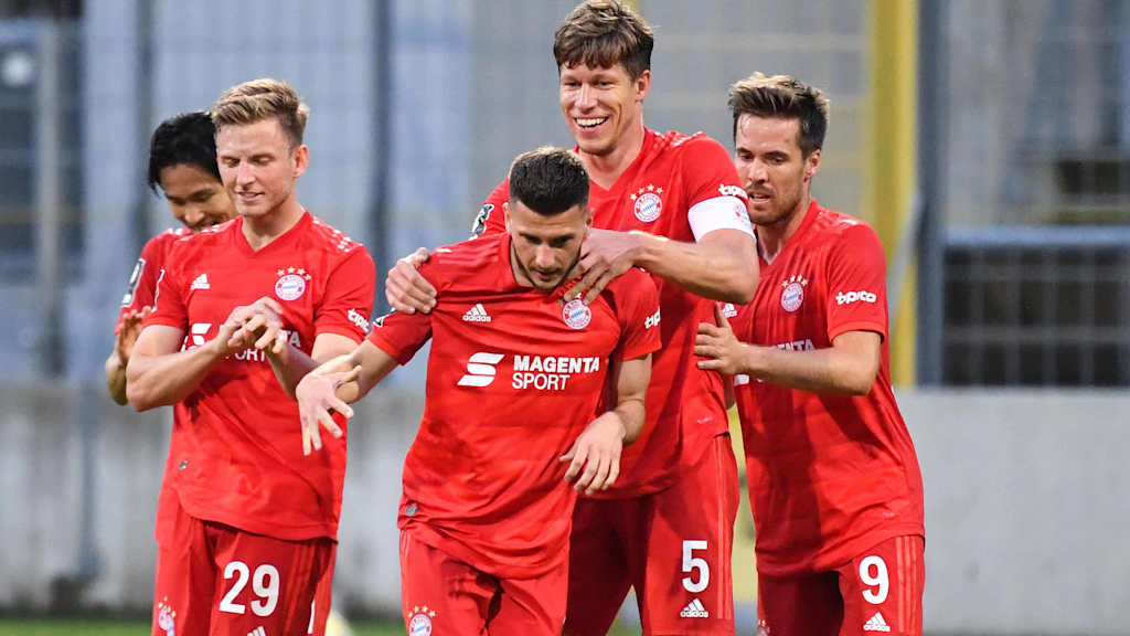 Timo Kern, Nicolas Feldhahn und Maximilian Welzmüller bejubeln einen Treffer von Leon Dajaku.