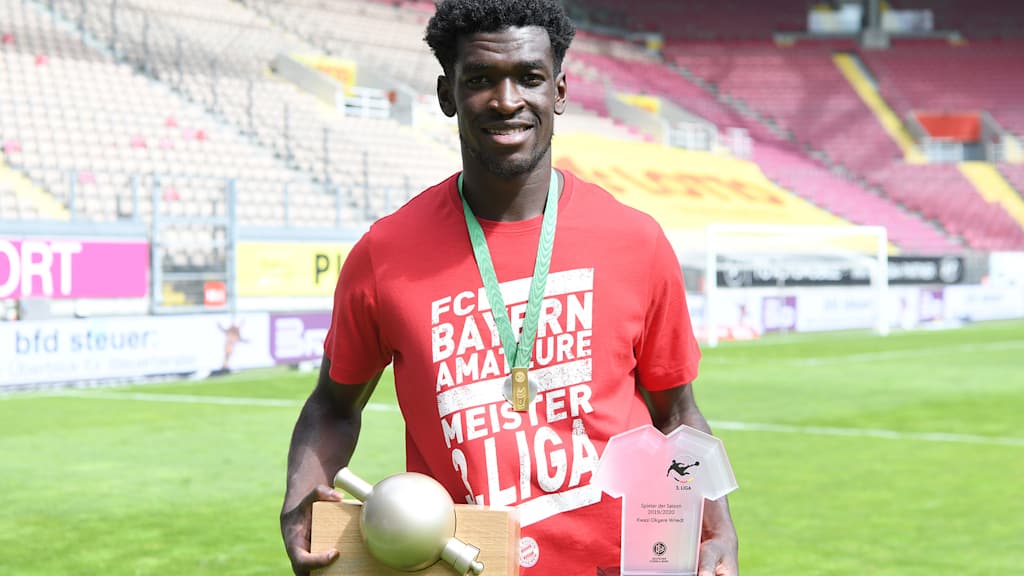 Kwasi Wriedt hält zwei Trophäen in der Hand nach der Saison 2019/2020.