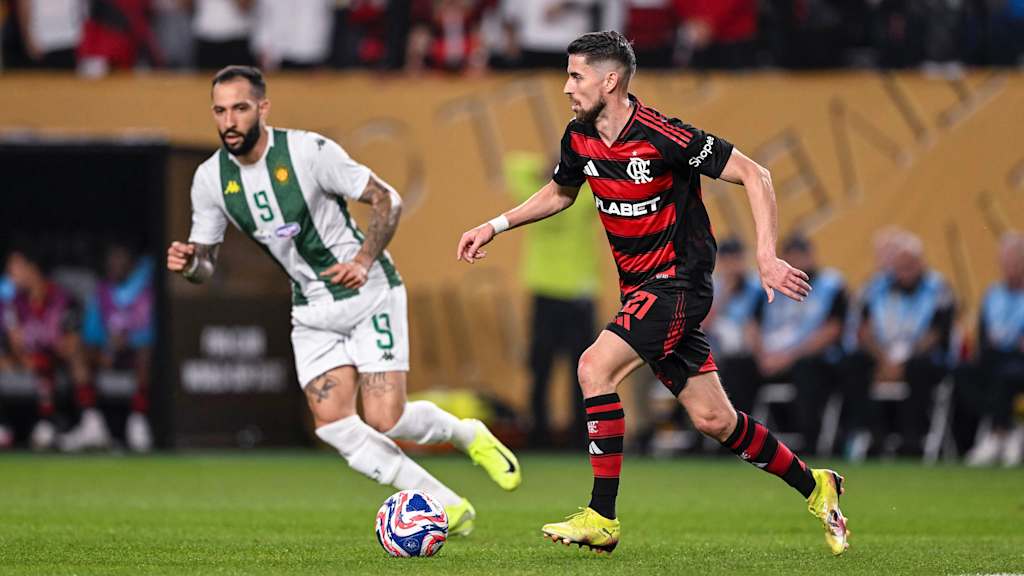 Jorginho von CR Flamengo dribbelt mit dem Ball.