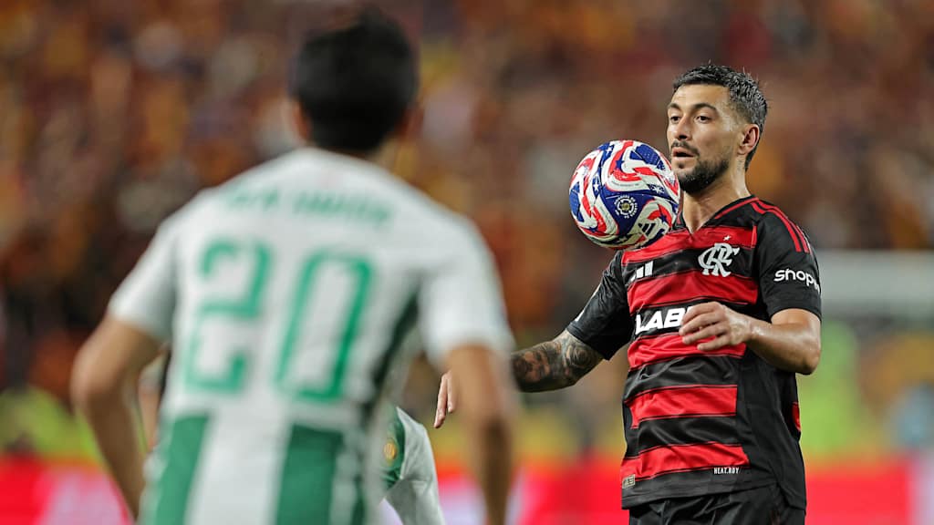 Giorgian de Arrascaeta von CR Flamengo nimmt einen Ball mit der Brust an.