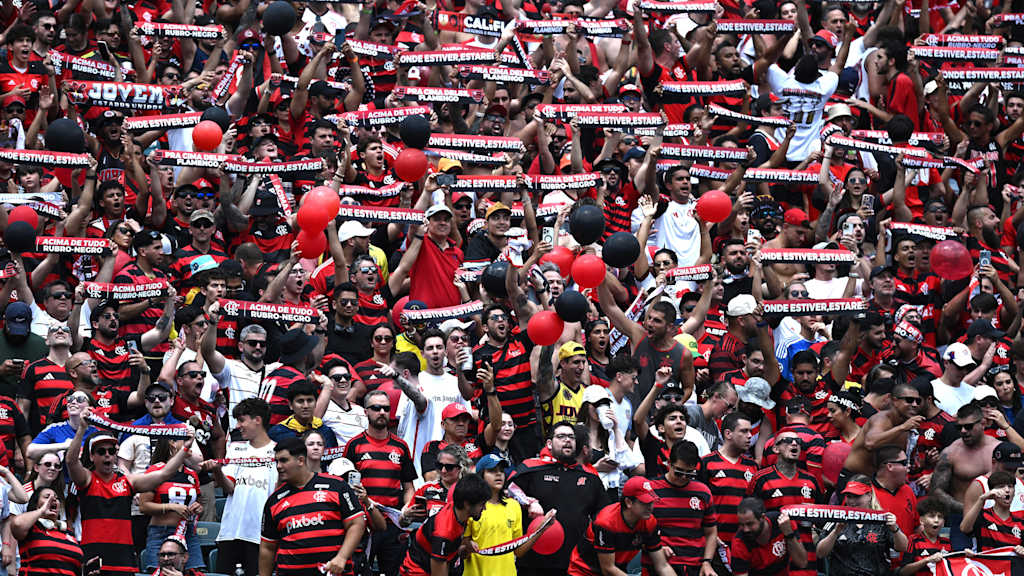 Die Fans von CR Flamengo jubeln auf der Tribüne.