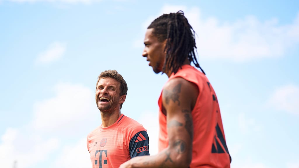 Thomas Müller und Michael Olise am Donnerstag im FC Bayern-Training.