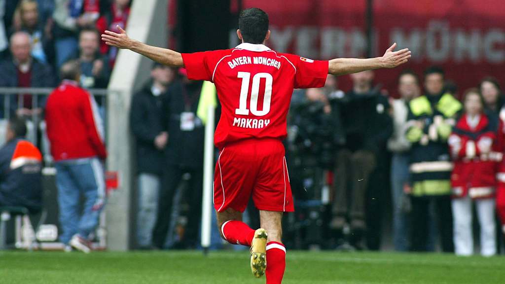 FC bayern's Roy Makaay celebrates a goal.
