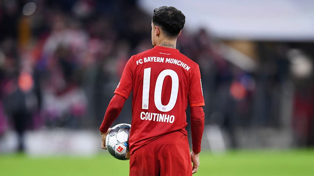 Philippe Coutinho vom FC Bayern trägt einen Ball.