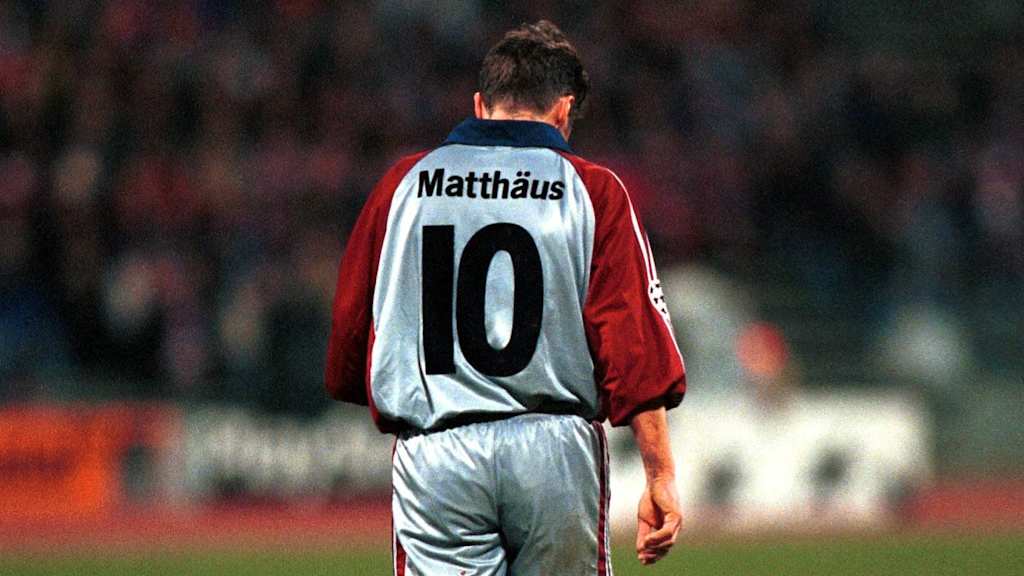 Lothar Matthäus mit gesenktem Kopf in einem Spiel des FC Bayern